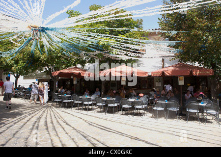 Bunting suspendus dans les rues de Canyamel Majorque (Mallorca) pour un festival. Banque D'Images