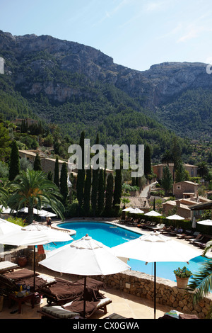 La piscine privée pour les clients de l'hôtel La Residencia en Deia, Mallorca, Espagne. Avec la toile de fond des montagnes. Banque D'Images