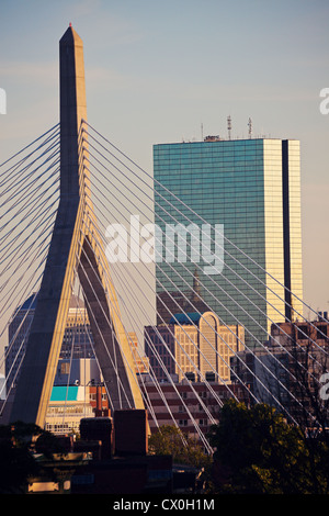 La Leonard P. Zakim Bunker Hill Memorial Bridge à Boston Banque D'Images