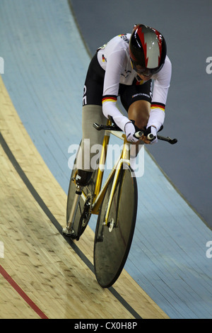 Denise Schindler de l'Allemagne dans le féminin C1-2-3 à la poursuite aux Jeux paralympiques 2012 de Londres Banque D'Images