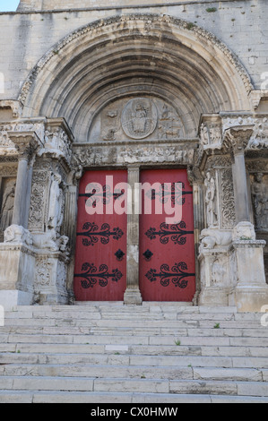 Au cours de sculpture sur pierre médiévale dans typanum porte d'entrée de l'abbaye de Saint Gilles Languedoc Roussillon sud de France Banque D'Images