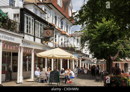 Scène de rue avec des gens à l'extérieur d'un coin café avec colonnades géorgienne. Les Pantiles Royal Tunbridge Wells Kent England UK Banque D'Images