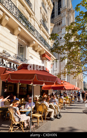 Les gens assis à la terrasse d'un café sur une avenue de la rue Paris France Europe de l'UE Banque D'Images