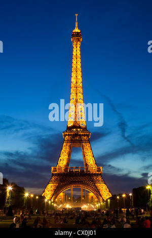Paris Tour Eiffel illuminée la nuit du Champs de Mars France jardins eu Europe Banque D'Images