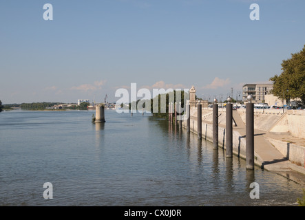 Moorings sur Quai Marx Dormoy sur Gard Bouches du Rhône à Arles dans le sud de la France Banque D'Images