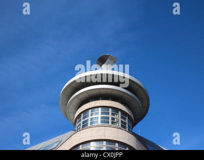 Palace à Berlin utilisés comme maisons et bureaux, de forme circulaire, avec une façade en verre et d'une tour à l'angle Banque D'Images