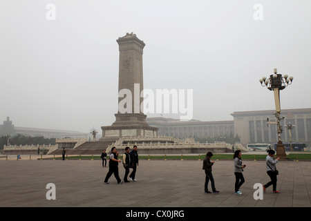 Avis des visiteurs à la place Tian'anmen, la ville de Beijing, capitale de Chine, Beijing, Provence, en Asie. Banque D'Images