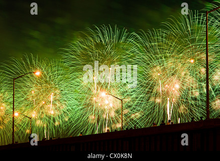 Les gens regardent Quatrième de juillet Fireworks depuis viaduc surélevé. Banque D'Images