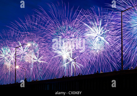 Les gens regardent Quatrième de juillet Fireworks depuis viaduc surélevé. Banque D'Images