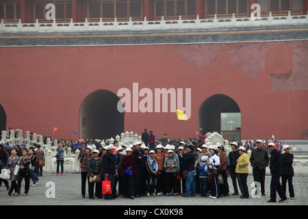 Voir des touristes dans la Cité Interdite, la ville de Beijing, capitale de Chine, Beijing, Provence, en Asie. Banque D'Images