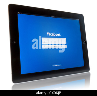 Le nouvel iPad 3 Affichage d'écran de connexion de l'application Facebook. Studio shot on white background Banque D'Images