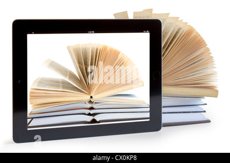 Des livres et de l'iPad comme ordinateur tablette isolé sur blanc, concept de bibliothèque numérique, Banque D'Images