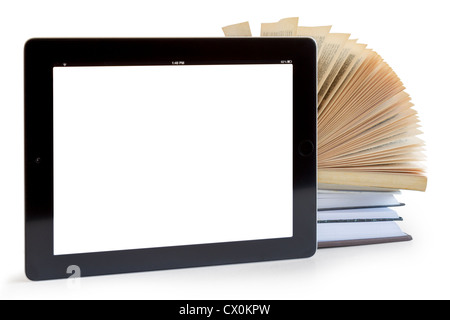 Des livres et de l'iPad comme ordinateur tablette isolé sur blanc, concept de bibliothèque numérique, Banque D'Images