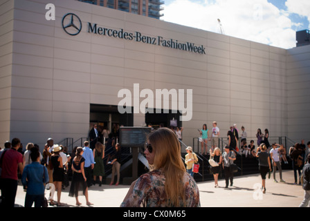 Des foules de fashionistas créer une scène de la mode en dehors de la Fashion Week printemps 2013 montre dans le Lincoln Center de New York Banque D'Images