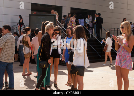 Des foules de fashionistas créer une scène de la mode en dehors de la Fashion Week printemps 2013 montre dans le Lincoln Center de New York Banque D'Images