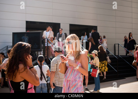 Des foules de fashionistas créer une scène de la mode en dehors de la Fashion Week printemps 2013 montre dans le Lincoln Center de New York Banque D'Images