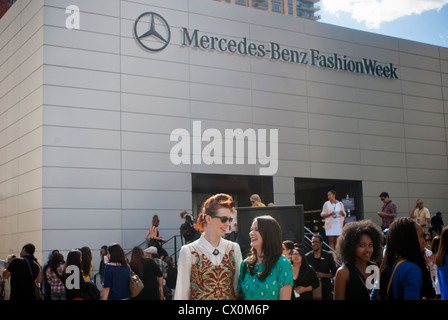 Des foules de fashionistas créer une scène de la mode en dehors de la Fashion Week printemps 2013 montre dans le Lincoln Center de New York Banque D'Images