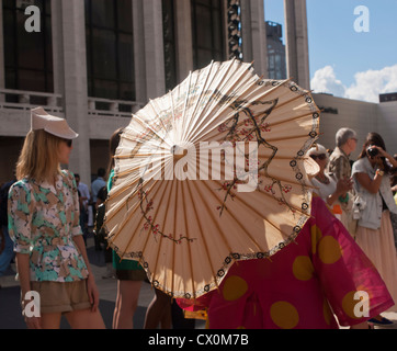 Des foules de fashionistas créer une scène de la mode en dehors de la Fashion Week printemps 2013 montre dans le Lincoln Center de New York Banque D'Images