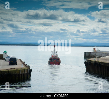 Bateau de pêche à la crevette de partir dans le Moray Firth. 8422 SCO Banque D'Images