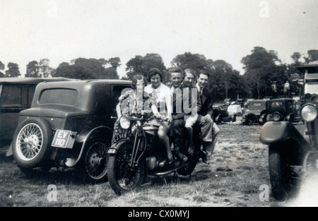 Un groupe d'amis regroupés sur une moto dans les années 1920, England, UK Banque D'Images