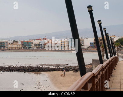 Vue sur les maisons et la plage Arinaga dans Gran Canaria tiré du sentier qui longent Banque D'Images