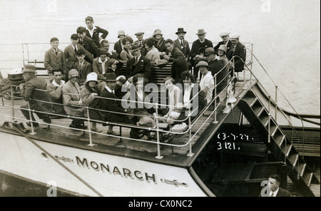 Un groupe d'amis et famille sur un voyage en bateau sur la riviera anglaise dans les années 1920. Banque D'Images