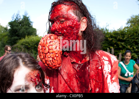 Zombie Walk 2012 Dublin - homme mange le cerveau Banque D'Images