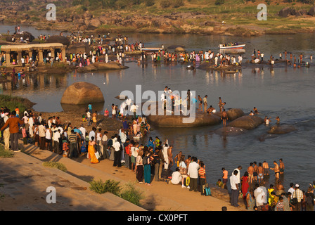 L'Inde, Karnataka Elk201-2483, Hampi, rivière Tungabhadra, baigneurs pour festival Pongol Banque D'Images