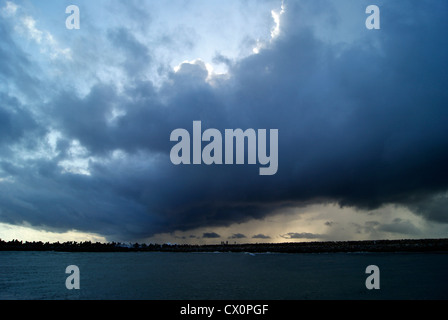 Les nuages de pluie Massive sombre sur la mer d'Oman de l'Inde dans le Kerala Mousson couvrant le soleil et pleuvoir dans un lointain Banque D'Images