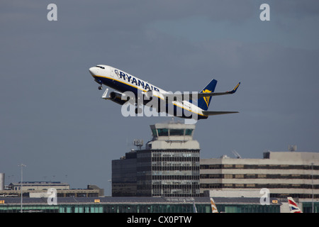 Ryanair Boeing 737 qui décolle de l'aéroport de Manchester Banque D'Images