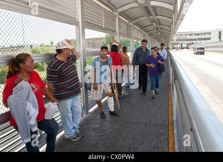 Pont international relie le Mexique avec nous à Laredo au Texas. Des centaines de citoyens mexicains traversent la frontière à pied Banque D'Images