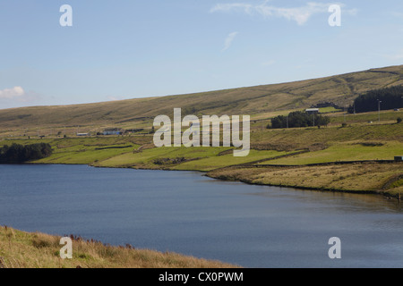 Vue sur autoroute M62 dans le West Yorkshire de Oldham Road donnant sur le réservoir en bois Stand Banque D'Images