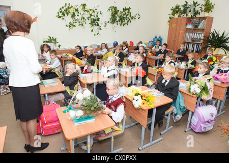 Les enfants de race blanche s'asseoir en classe pendant la leçon d'école russe. La leçon enseignant détient mature Banque D'Images