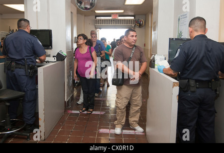 L'US Customs and Border Protection Agency assister à demander la documentation et le statut d'immigration à des gens venus dans l'US Banque D'Images