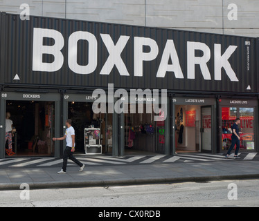 Boxpark 'pop up' boutiques dans Shoreditch High Street à l'Est de Londres Banque D'Images