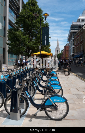 Une rangée de location de bicyclettes à proximité de marché de Spitalfields à Londres avec l'Église du Christ dans la distance Banque D'Images