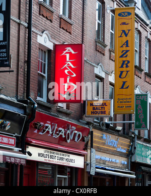 Des signes de restaurants indiens à Brick Lane dans l'Est de Londres Banque D'Images