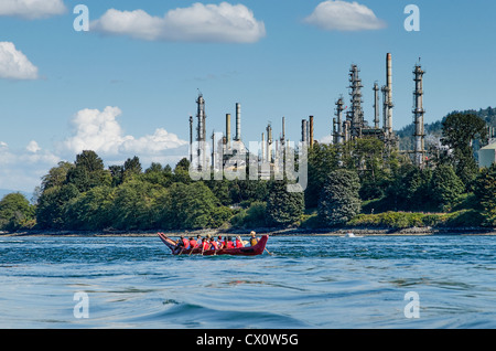 Les Premières Nations canoe au Parkland.près de la raffinerie, terminal maritime Westridge protester de la circulation des pétroliers à Burrard Inlet, Banque D'Images