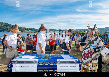 Chef Justin George, Première Nation Tsleil-Waututh et le chef Gibby Jacob, Première Nation Squamish signer déclaration historique. Banque D'Images