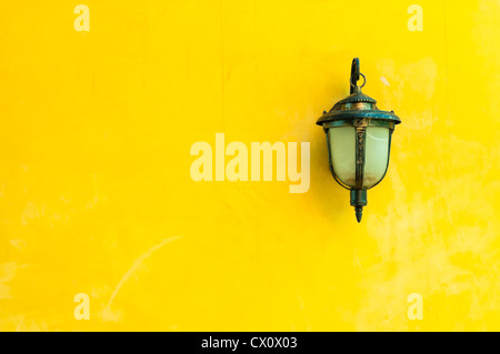 Lampe classique sur mur jaune Banque D'Images