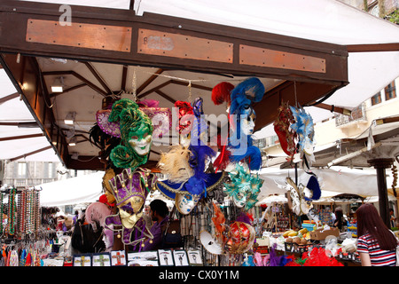 Les masques du festival sur l'affichage à une échoppe de marché à Vérone,Italie. Banque D'Images