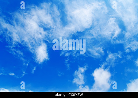 Ciel bleu profond avec des nuages Banque D'Images