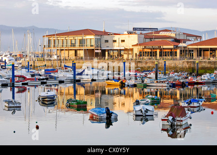 Aube dorée en Sanxenxo Marina, Galice, Espagne, dans la province de Pontevedra. Banque D'Images