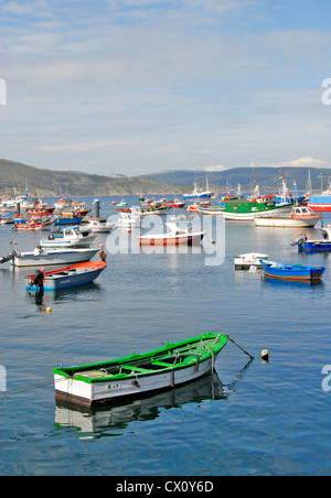 Bateau vert et blanc en Finisterre Marina Banque D'Images