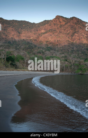 La plage de Horseshoe Bay, Nusa Kode, Rinca Island, le Parc National de Komodo, de Nusa Tenggara, en Indonésie, l'Océan Pacifique Banque D'Images