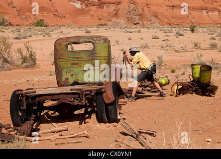 Un touriste américain de prendre une photo d'un vieux camion lors de l'historique Dell solitaire ferme dans le nord de l'Arizona USA Banque D'Images