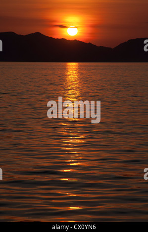 Coucher de soleil sur l'île de Komodo, le Parc National de Komodo, de Nusa Tenggara, en Indonésie, l'Océan Pacifique Banque D'Images