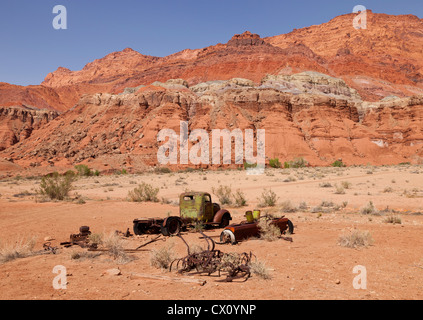 Un vieux camion et d'autres vieux équipements agricoles lors de l'historique Dell solitaire ferme dans le nord de l'Arizona USA Banque D'Images