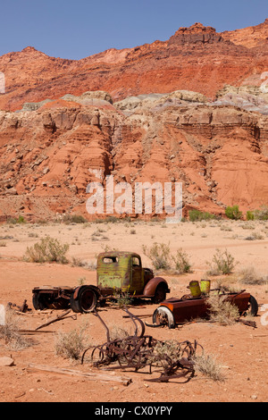 Un vieux camion et d'autres vieux équipements agricoles lors de l'historique Dell solitaire ferme dans le nord de l'Arizona USA Banque D'Images