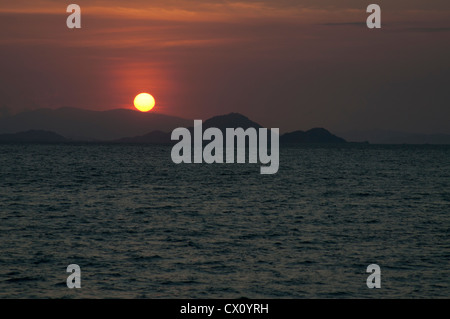 Coucher de soleil sur l'île de Komodo, le Parc National de Komodo, de Nusa Tenggara, en Indonésie, l'Océan Pacifique Banque D'Images